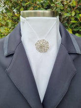 Load image into Gallery viewer, ERA "THE CLASSIC" STOCK TIE - White 100% Cotton with brooch
