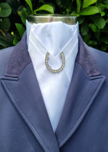 Load image into Gallery viewer, ERA SHARON STOCK TIE - White satin with pleat with Horse Shoe brooch