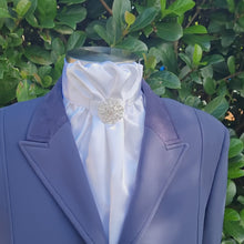 Load and play video in Gallery viewer, ERA EURO CHEVAL LUSTRE STOCK TIE - White lustre satin with silver brooch