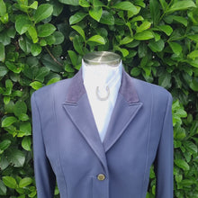 Load and play video in Gallery viewer, ERA SHARON STOCK TIE - White satin with pleat with Horse Shoe brooch