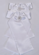 Load image into Gallery viewer, ERA DEB LUSTRE STOCK TIE - White lustre satin with brooch
