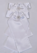 Load image into Gallery viewer, ERA DEB LUSTRE STOCK TIE - White lustre satin with brooch