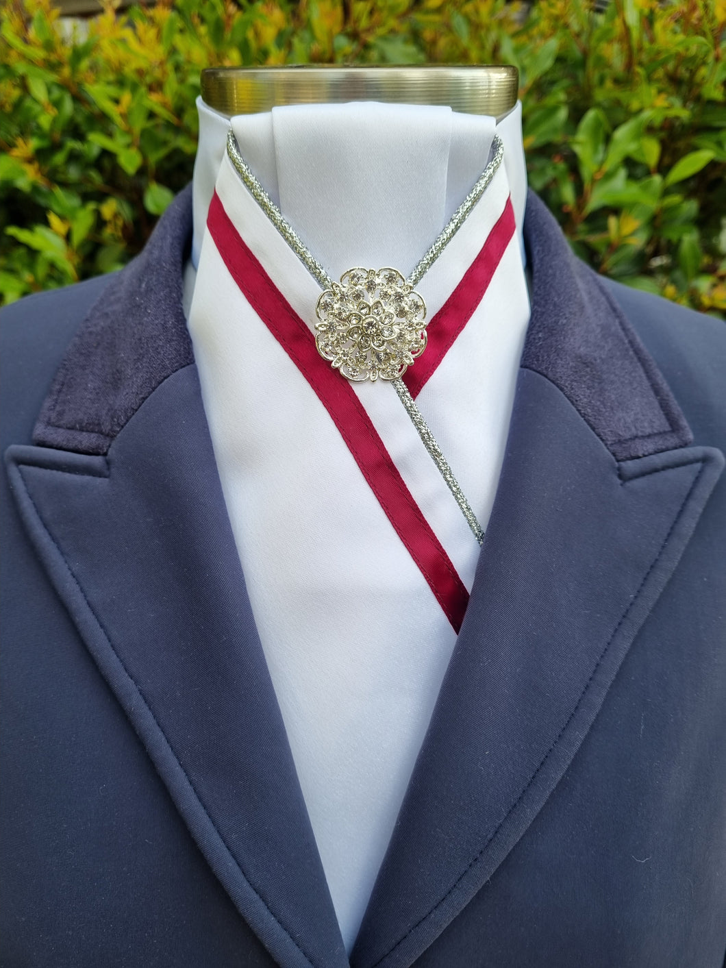 ERA ALEX STOCK TIE - White with pleated centre, silver piping and burgundy trim & brooch