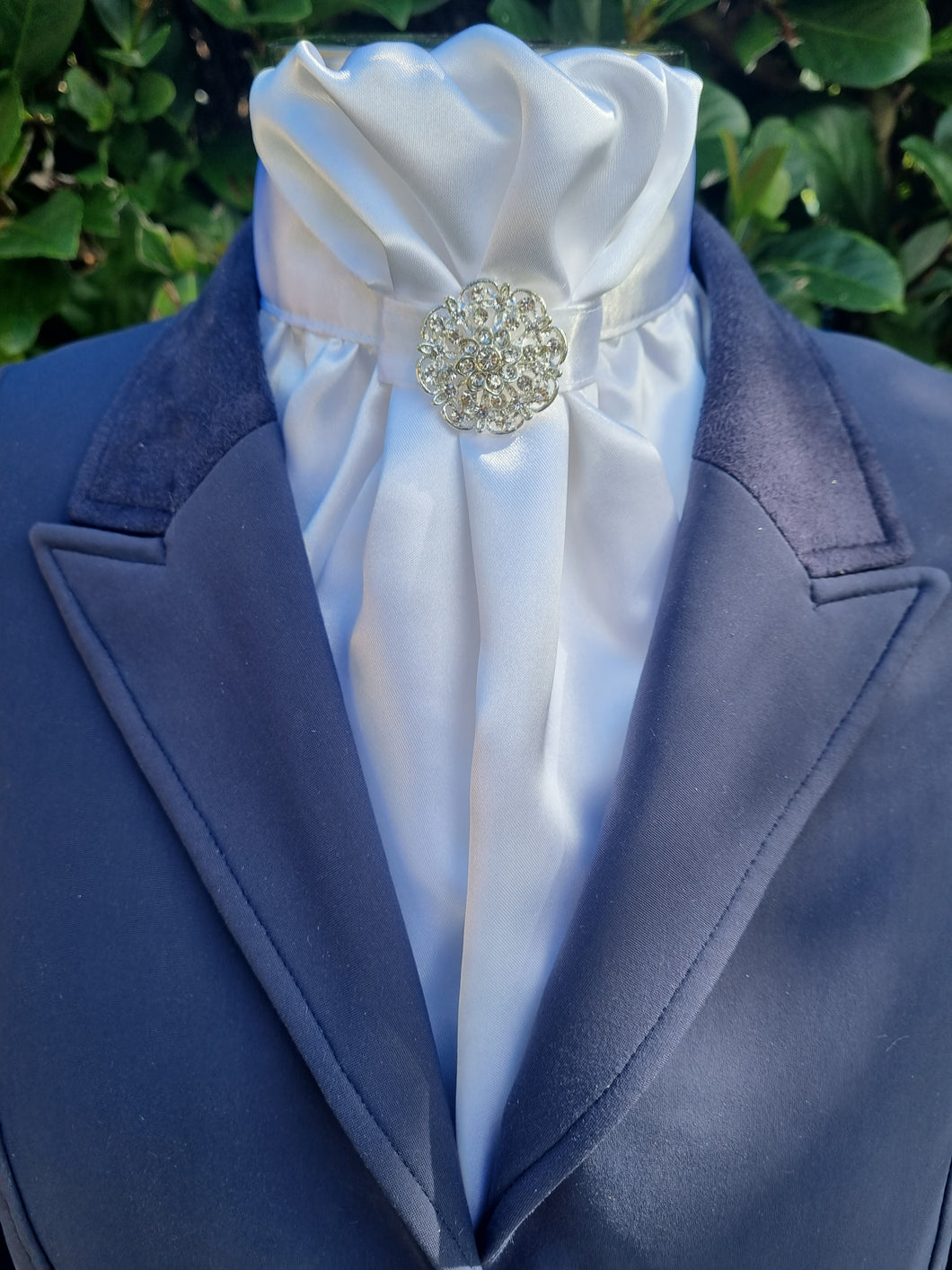 ERA EURO CHEVAL LUSTRE STOCK TIE - White lustre satin with silver brooch