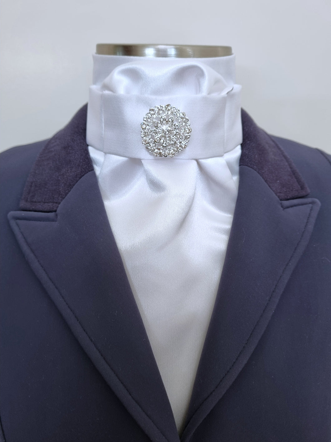 ERA EURO LYNDAL Stock Tie - White satin with brooch