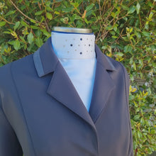 Load and play video in Gallery viewer, ERA Euro Katharina Pre-tied Stock Tie Plastron - Simone Pearce inspired - White Satin with navy piping &amp; Swarovski Crystals
