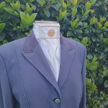 Load and play video in Gallery viewer, ERA Euro Lyndal Stock Tie - White satin with Rose Gold piping and Rose Gold brooch
