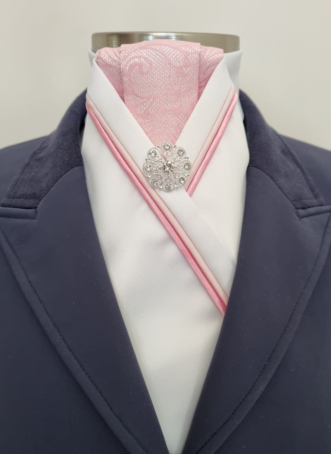 ERA ALEX STOCK TIE - White satin, pink pleated jacquard, 2 pink pipings and brooch